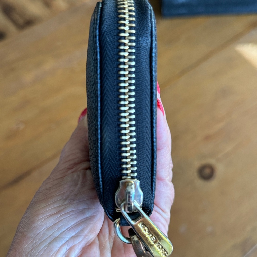 Michael Kors Wristlet Wallet Women. Great condition. Black with dark brown. - Picture 11 of 11